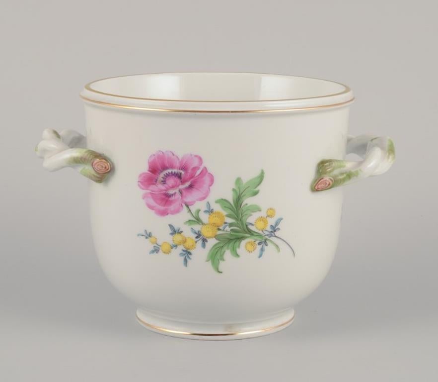 Meissen, Alemania.
Macetero con dos asas en forma de hoja.
Pintado a mano con motivos florales policromados.
Aproximadamente de la década de 1930.
Marcado.
Primera calidad de fábrica.
Perfecto estado.
Dimensiones: P 12,0 cm sin asas x A 10,5 cm.