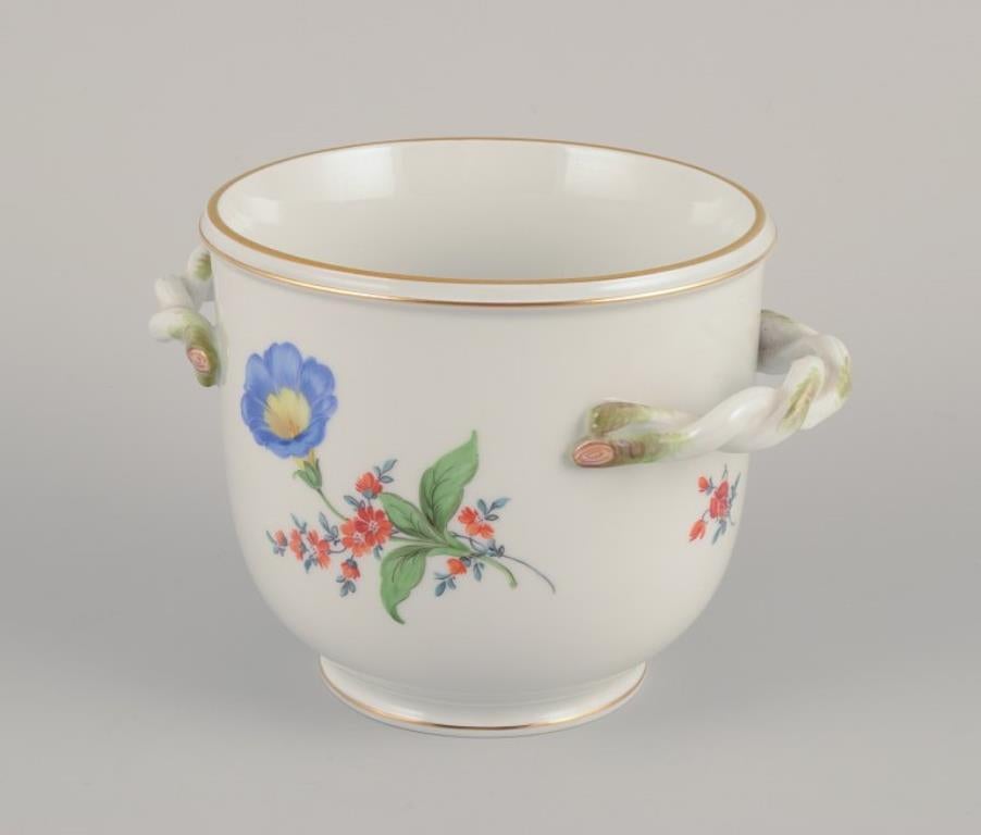 Meissen, Alemania. Macetero con dos asas en forma de hoja. Glaseado en venta