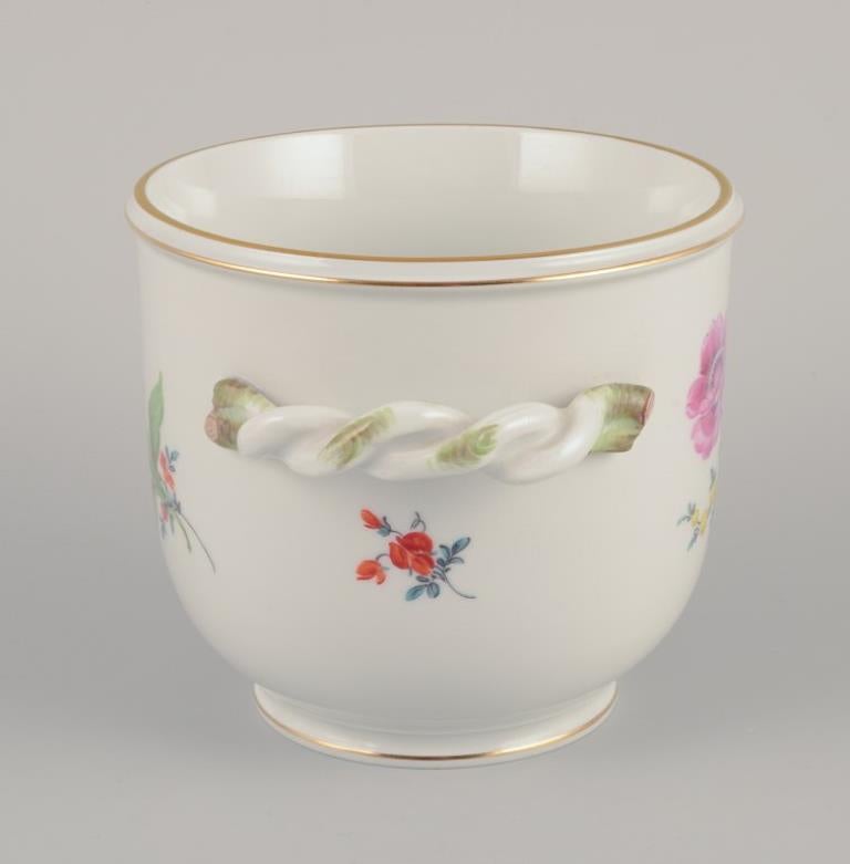 Meissen, Alemania. Macetero con dos asas en forma de hoja. en Excelente estado para la venta en Copenhagen, DK