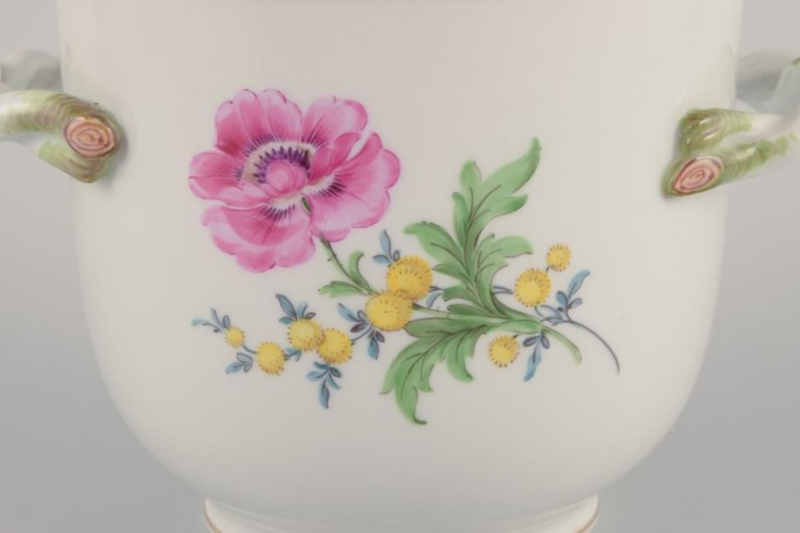 Meissen, Alemania. Macetero con dos asas en forma de hoja. mediados del siglo XX en venta