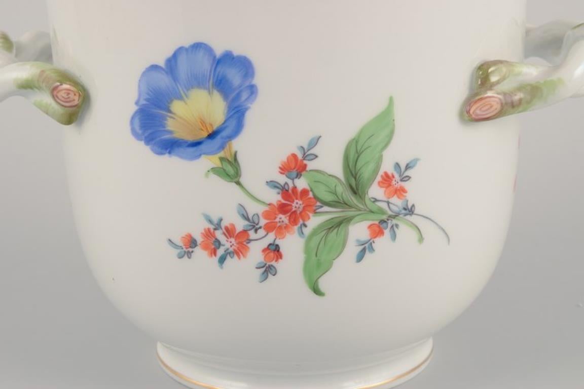 Meissen, Alemania. Macetero con dos asas en forma de hoja. Porcelana en venta
