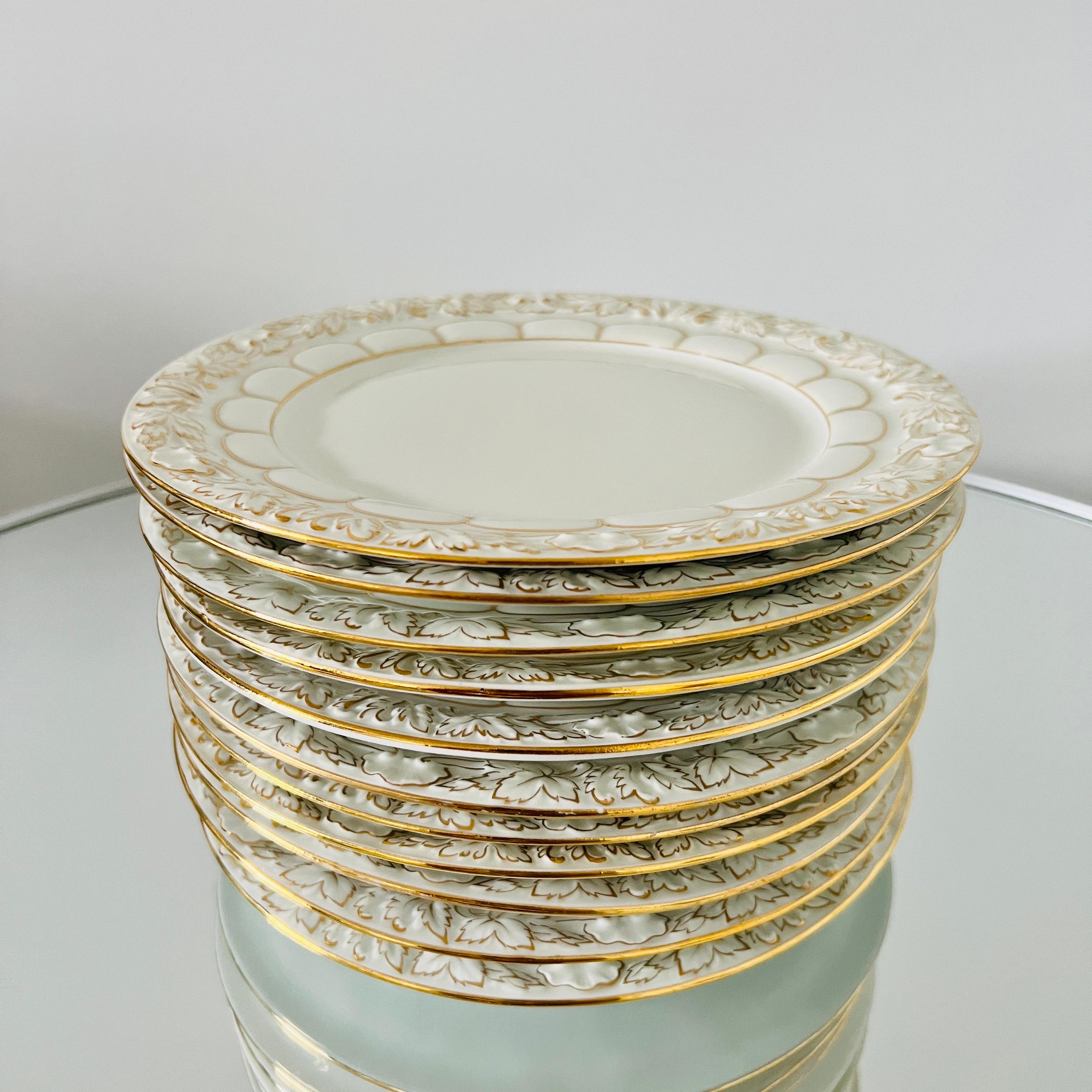 Ensemble de 11 assiettes à dessert en porcelaine de Meissen faites à la main, de la série opulente Golden Baroque.  Les assiettes sont recouvertes d'une glaçure blanche et présentent des motifs ornementaux en relief, avec des feuilles de vigne et