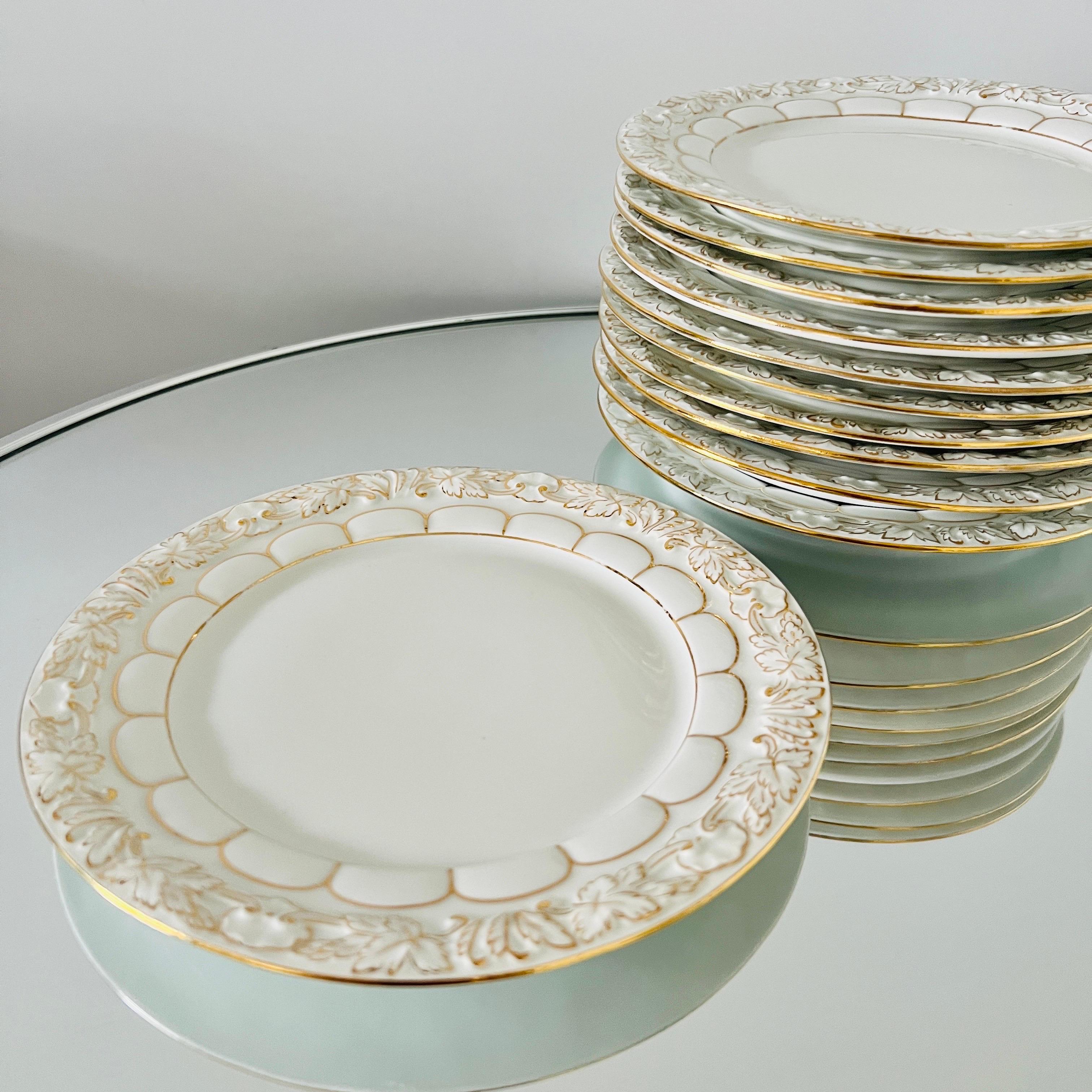 Or Assiettes à dessert baroques en porcelaine et or de Meissen, Allemagne, lot de 11 en vente