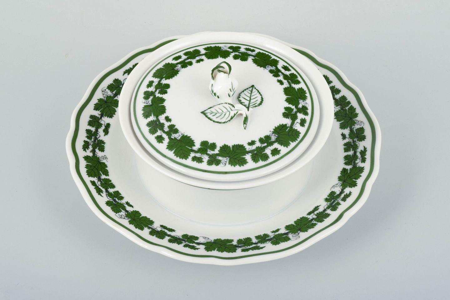 Meissen, Butter Dish with Lid, Vine-Leaf Pattern, “Voller grüner Weinkranz”
Porcelain butter dish with lid from Meissen, decorated in the Vine-Leaf Pattern (“Voller grüner Weinkranz”). The dish is adorned with green vine leaves and tendrils in