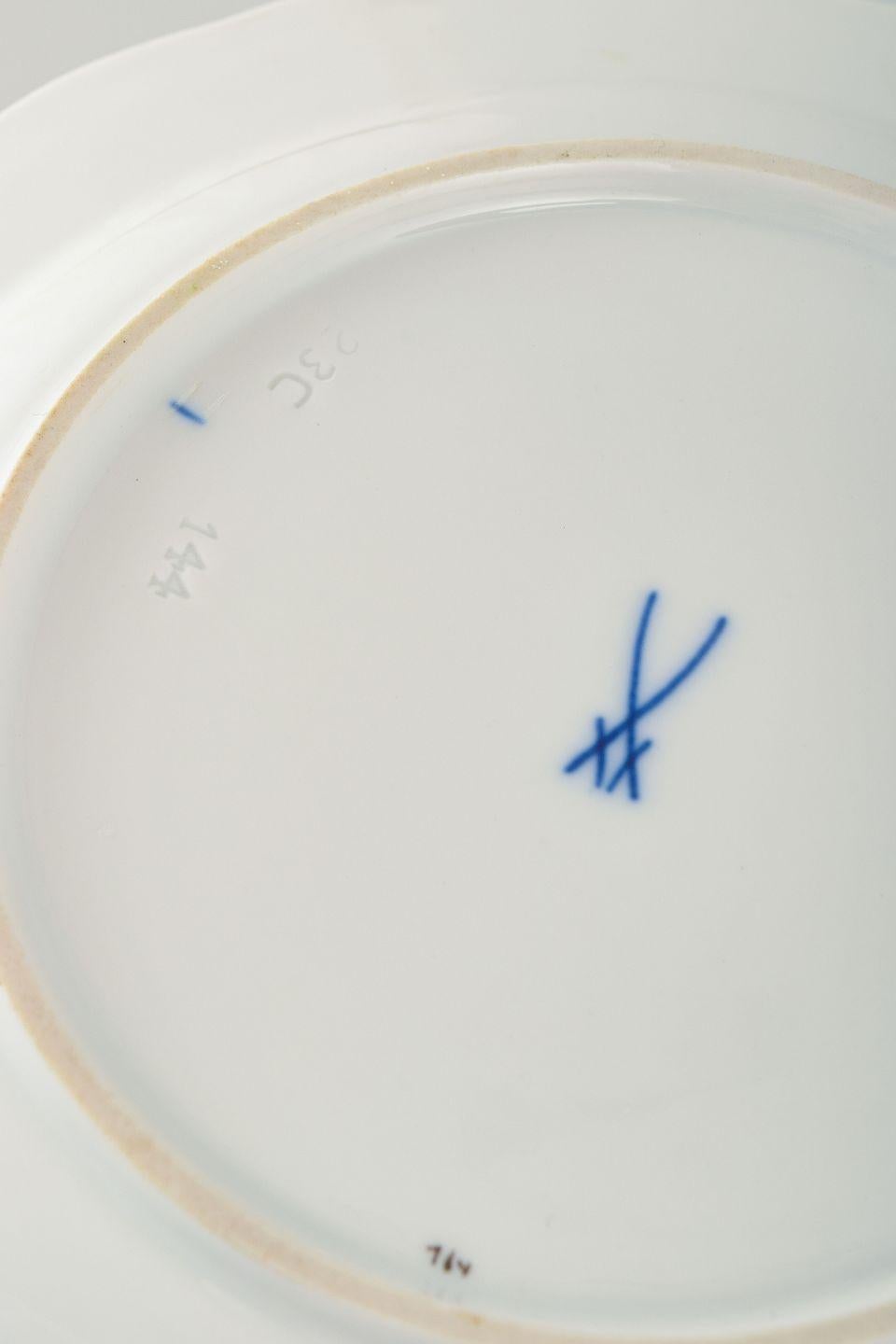 Meissen, Germany. Porcelain butter dish with lid. Vine-Leaf Pattern. In Good Condition For Sale In København, Copenhagen