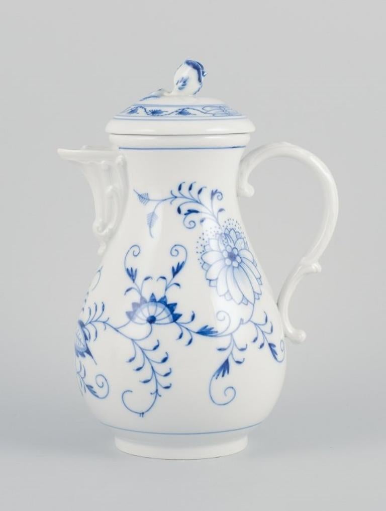 Meissen, Deutschland, Kaffeekanne und Milchkännchen aus Porzellan.
Ca. 1930er Jahre.
Markiert.
Erste Fabrikqualität.
In gutem Zustand, Deckelknauf mit einem unbedeutenden kleinen Chip an der Unterseite.
Kaffeekanne: H 23,0 x T 18,0 cm. mit Griff und
