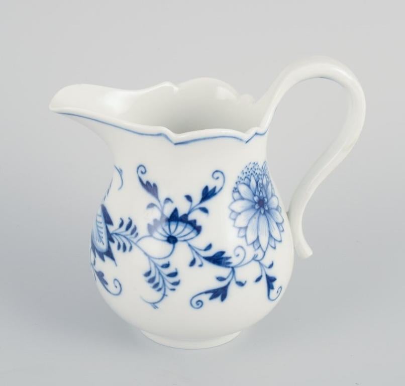 Meissen, Deutschland, Porzellan-Kaffeekanne und Milchkännchen. Ca. 1930er Jahre. (Handbemalt)