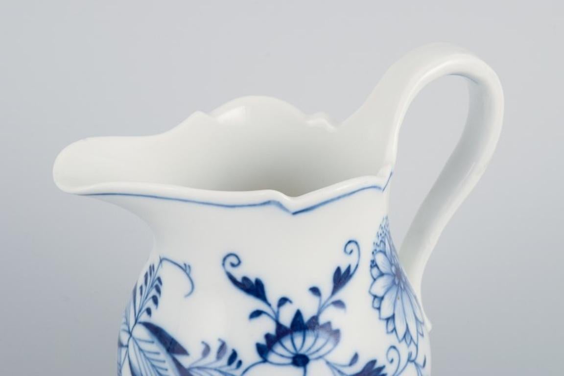 Meissen, Deutschland, Porzellan-Kaffeekanne und Milchkännchen. Ca. 1930er Jahre. (Mitte des 20. Jahrhunderts)