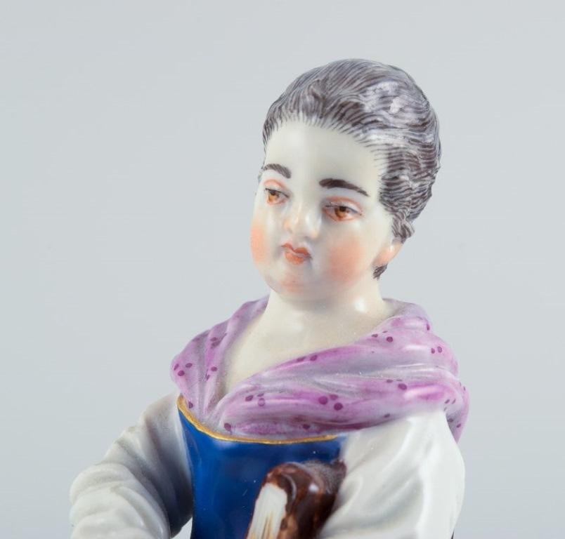 Meissen, Deutschland, Porzellanfigur. Eine junge Frau mit einem Buch. Anfang 20. Jh. im Angebot 1