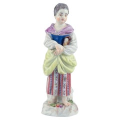 Meissen, Germania, figura in porcellana. Giovane donna con un libro. Inizio del XX secolo.