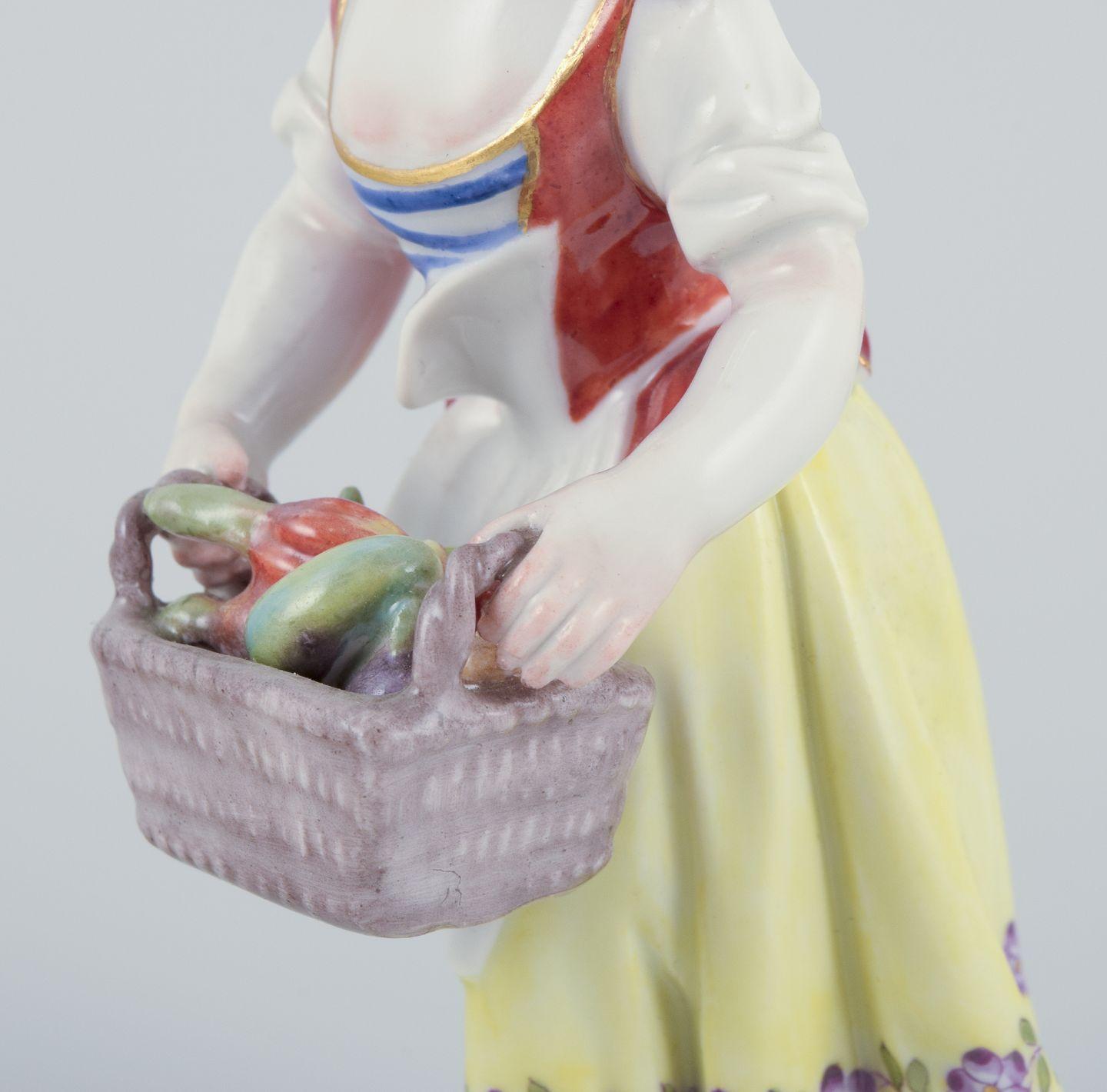 Meissen, Germany. Porcelain figurine of girl with basket. Ca 1900 In Excellent Condition For Sale In Copenhagen, DK