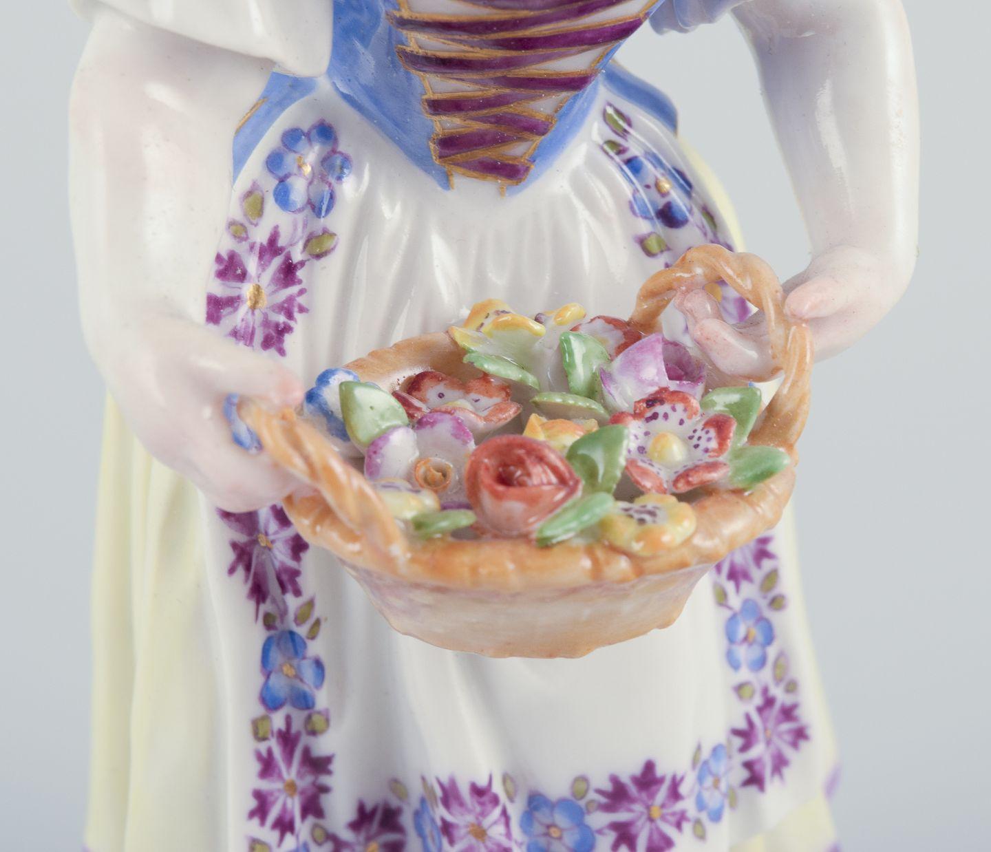 Meissen, Germany. Porcelain figurine of girl with basket. Ca 1900 In Excellent Condition For Sale In Copenhagen, DK