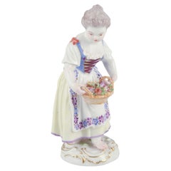 Meißen, Deutschland. Porzellanfigur eines Mädchens mit Korb. Um 1900