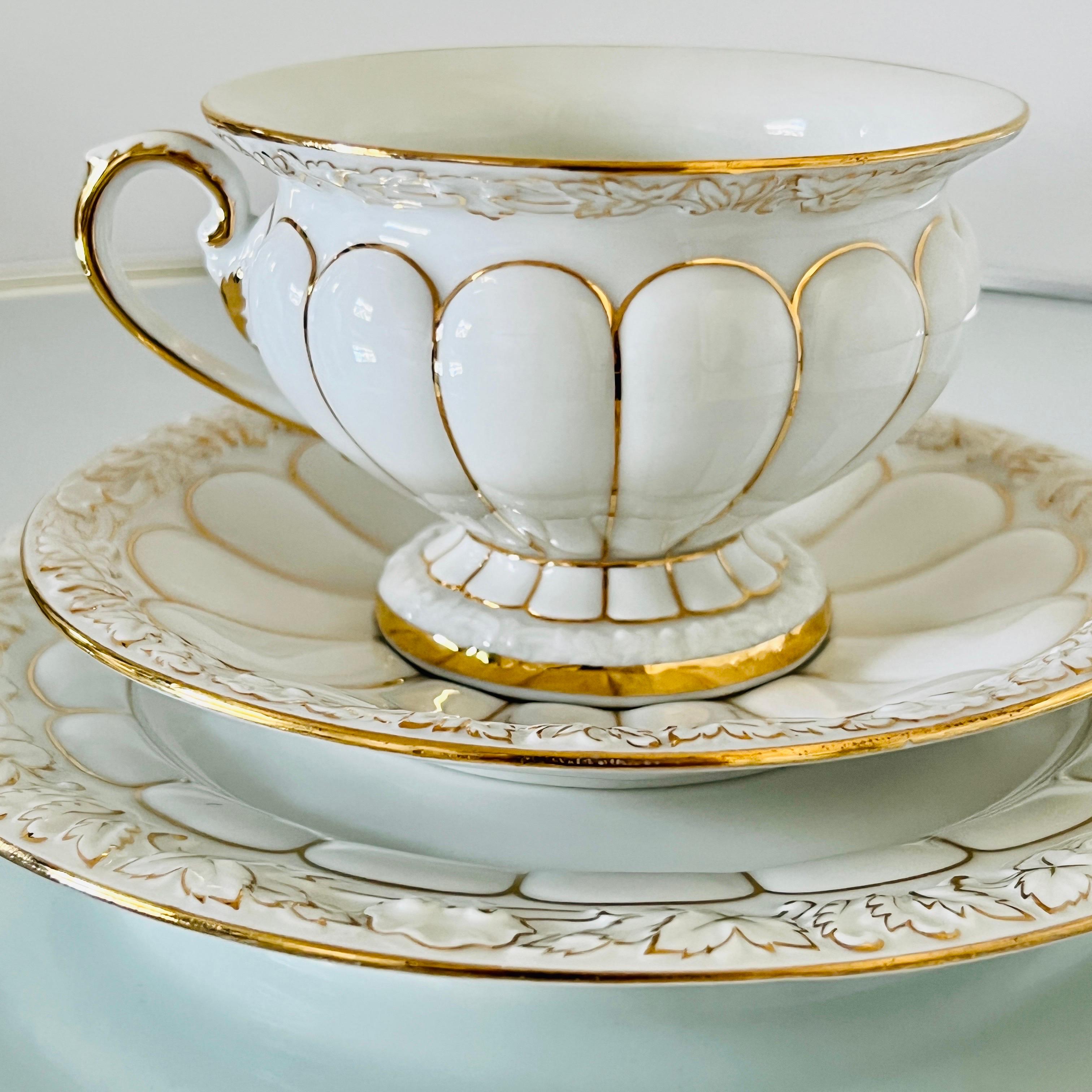 Néo-baroque Tasses, soucoupes et assiettes à dessert baroques en porcelaine dorée de Meissen, Allemagne, 40 pièces en vente