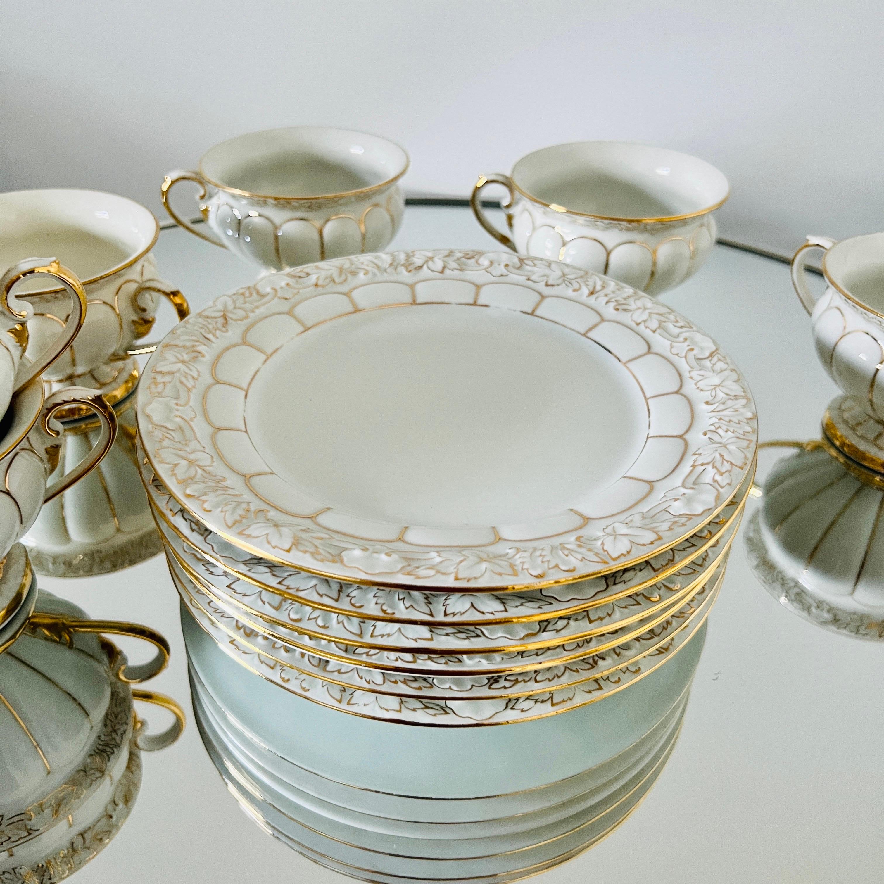 Milieu du XXe siècle Tasses, soucoupes et assiettes à dessert baroques en porcelaine dorée de Meissen, Allemagne, 40 pièces en vente