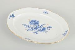 Meissen, Germania. Piatto ovale in porcellana con motivi floreali blu. Inizio del XX secolo.