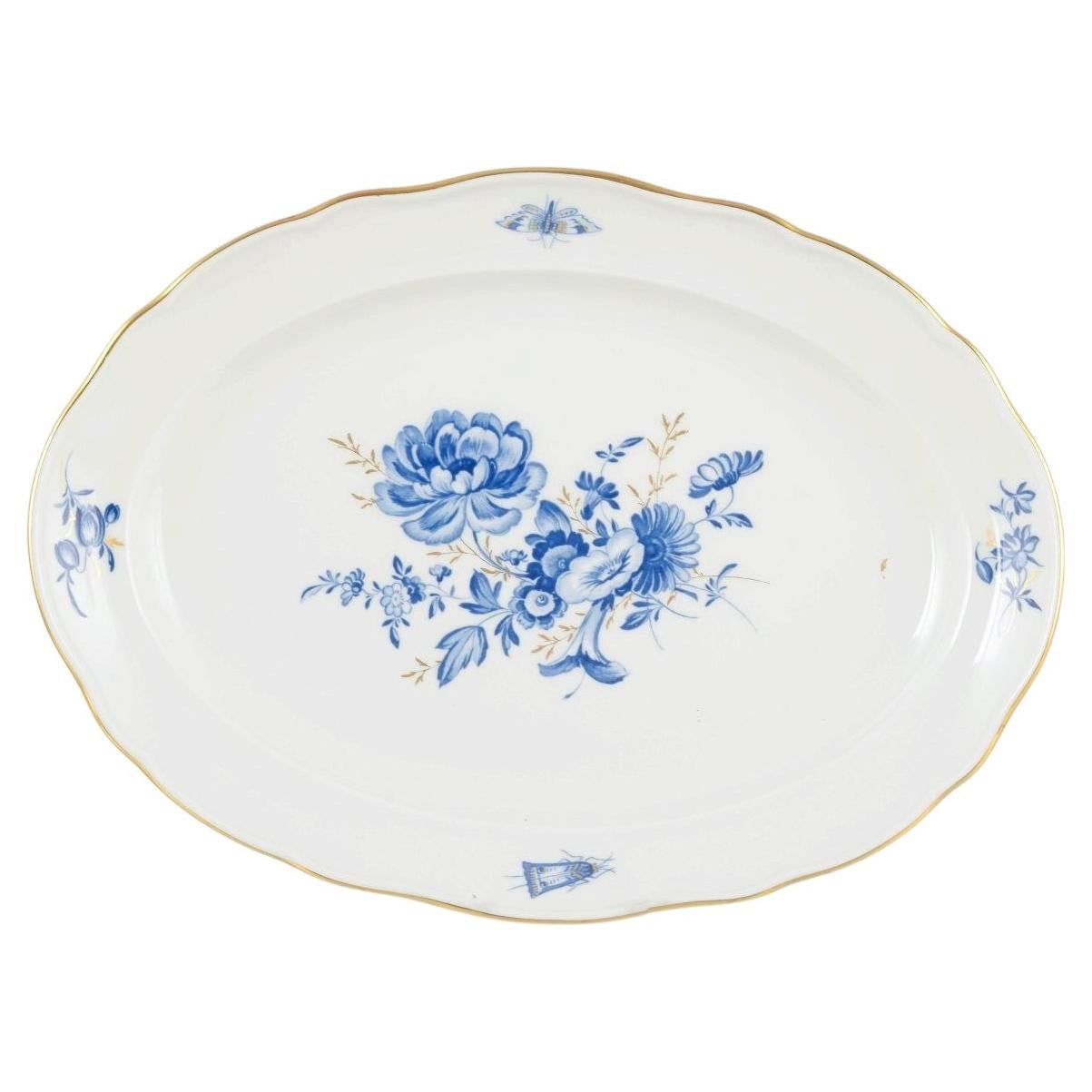 Meißen, Deutschland. Ovale Porzellanschale mit blauen Blumenmotiven. Anfang 20. Jh. im Angebot