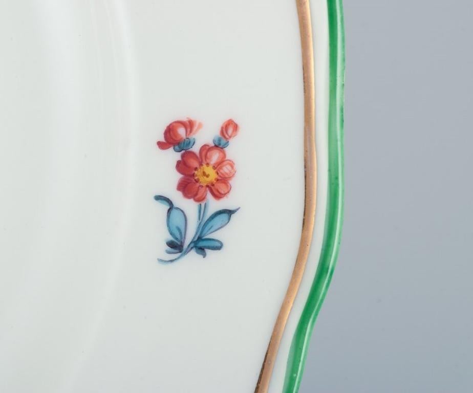 Porzellanteller aus Meissen, Deutschland, handbemalt mit Blumenmotiven und Insekten. im Zustand „Hervorragend“ im Angebot in Copenhagen, DK