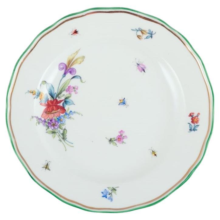 Porzellanteller aus Meissen, Deutschland, handbemalt mit Blumenmotiven und Insekten.