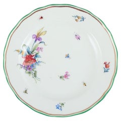 Meissen, Allemagne, assiette en porcelaine peinte à la main avec des motifs floraux et des insectes.