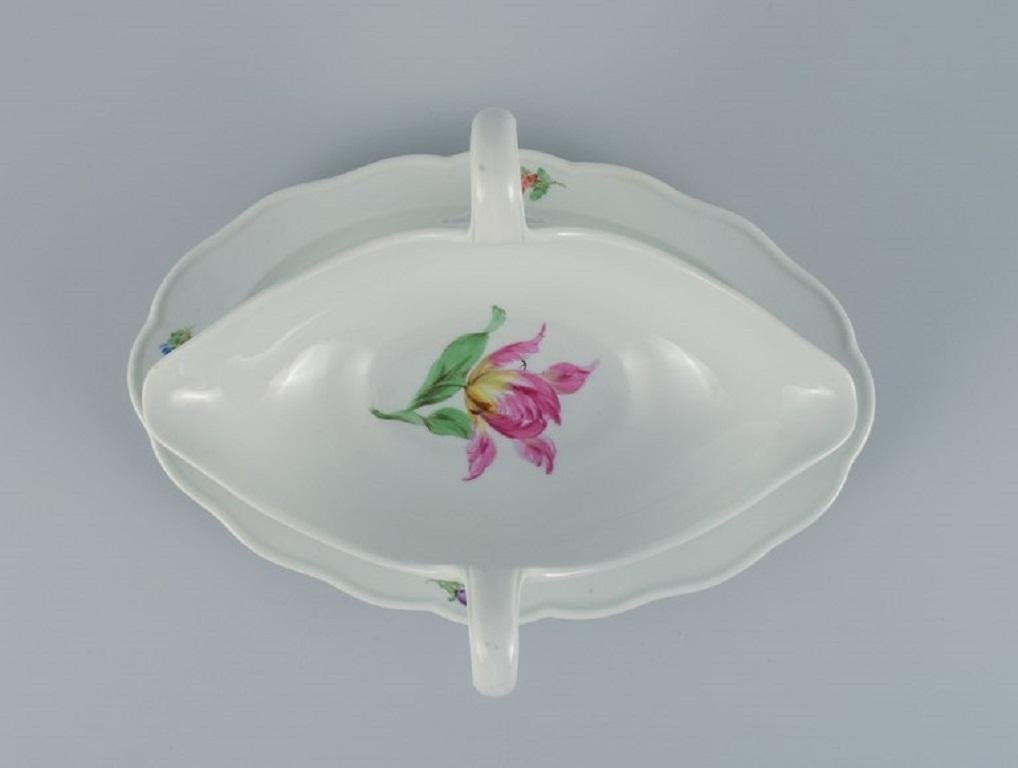 Meissen, Germany, Porcelain Sauce Boat on Foot with Floral Motifs In Excellent Condition For Sale In Copenhagen, DK
