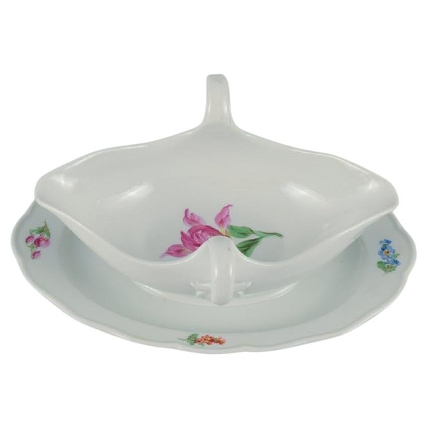 Saucière sur pied en porcelaine de Meissen, Allemagne, motifs floraux en vente