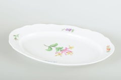 Meißen, Deutschland. Servierplatte aus Porzellan mit Blumendekor. Ca. 1930s