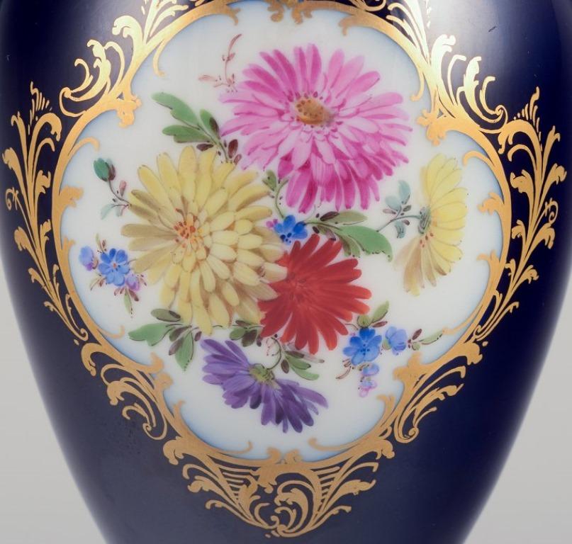 Tedesco Meissen, Germania. Vaso in porcellana di Sèvres Bleu. Motivi floreali policromi. in vendita