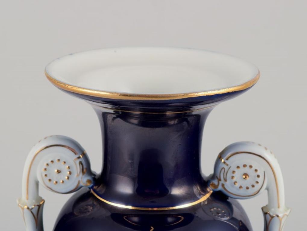 Smaltato Meissen, Germania. Vaso in porcellana di Sèvres Bleu. Motivi floreali policromi. in vendita