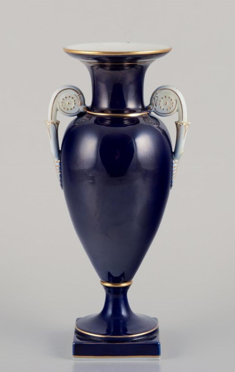Meissen, Germania. Vaso in porcellana di Sèvres Bleu. Motivi floreali policromi. In condizioni ottime in vendita a København, Copenhagen
