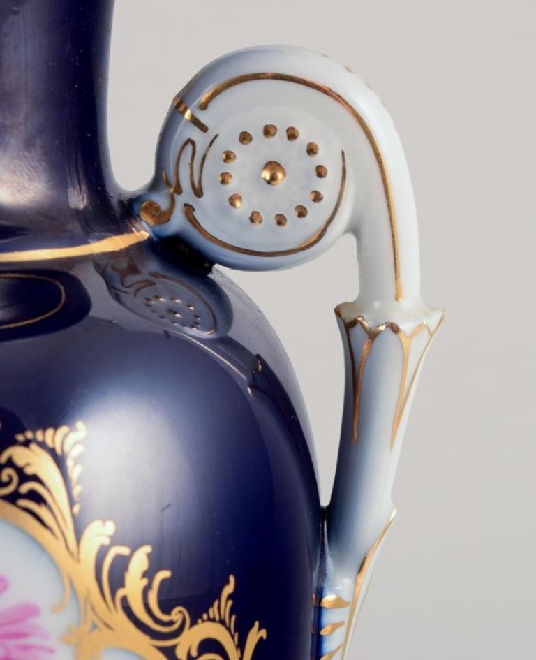 Inizio XX secolo Meissen, Germania. Vaso in porcellana di Sèvres Bleu. Motivi floreali policromi. in vendita