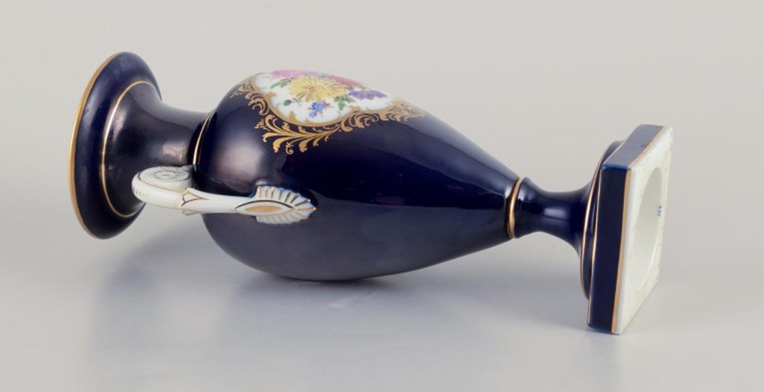 Porcellana Meissen, Germania. Vaso in porcellana di Sèvres Bleu. Motivi floreali policromi. in vendita