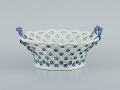 Meissen, Alemania. Raro y temprano cuenco / cesta de Meissen con borde perforado