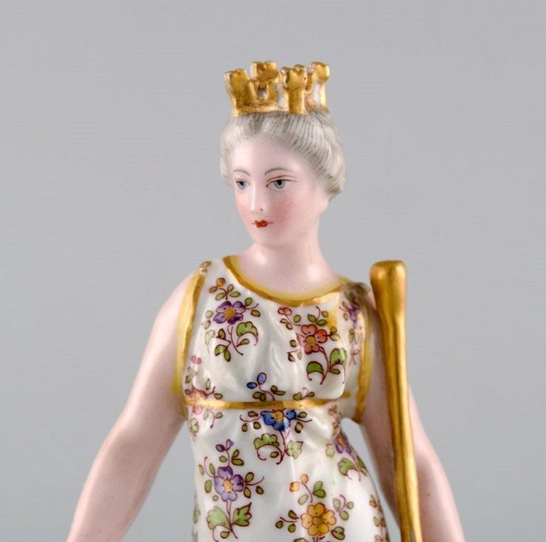 Europäische handbemalte Porzellanfigur. 
Königin mit Krone, Schlüssel und Zepter. Ende des 19. Jahrhunderts.
Maße: 15 x 7 cm.
In ausgezeichnetem Zustand.
Gestempelt.