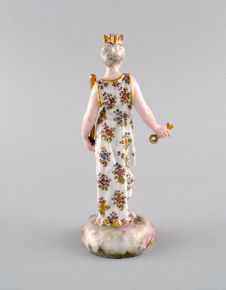 European Hand-Painted Porcelain Figure, Queen, Late 19th C For Sale 1