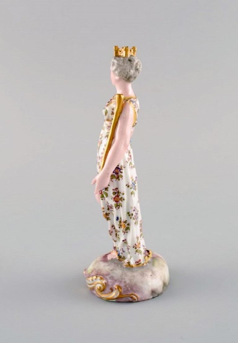 European Hand-Painted Porcelain Figure, Queen, Late 19th C For Sale 2