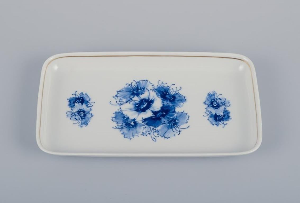 Meissen, Germany. Rectangular porcelain dish hand-decorated with blue floral motifs, gold rim.
Mid-20th century.
Signed.
Perfect condition.
First factory quality.
Dimensions: L 22.5 x W 13.0 cm.