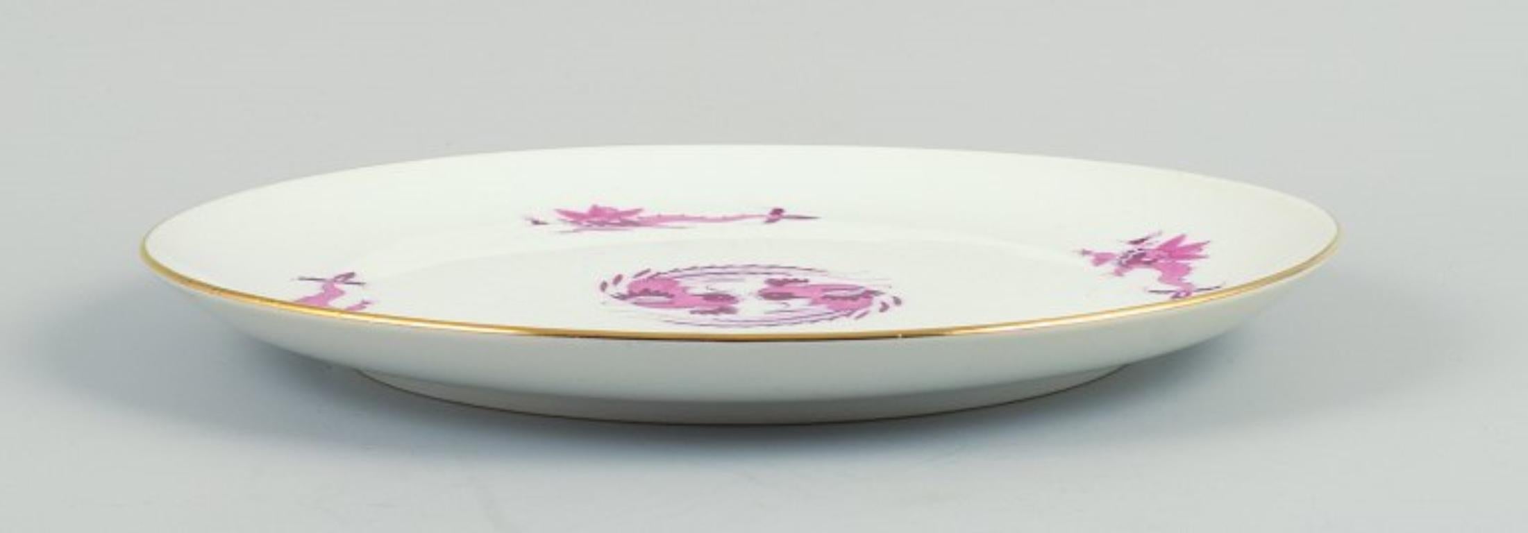 Hand-Painted Meissen, Germany, Rich Court Dragon, Round Dish in Purple with Gold Decoration For Sale