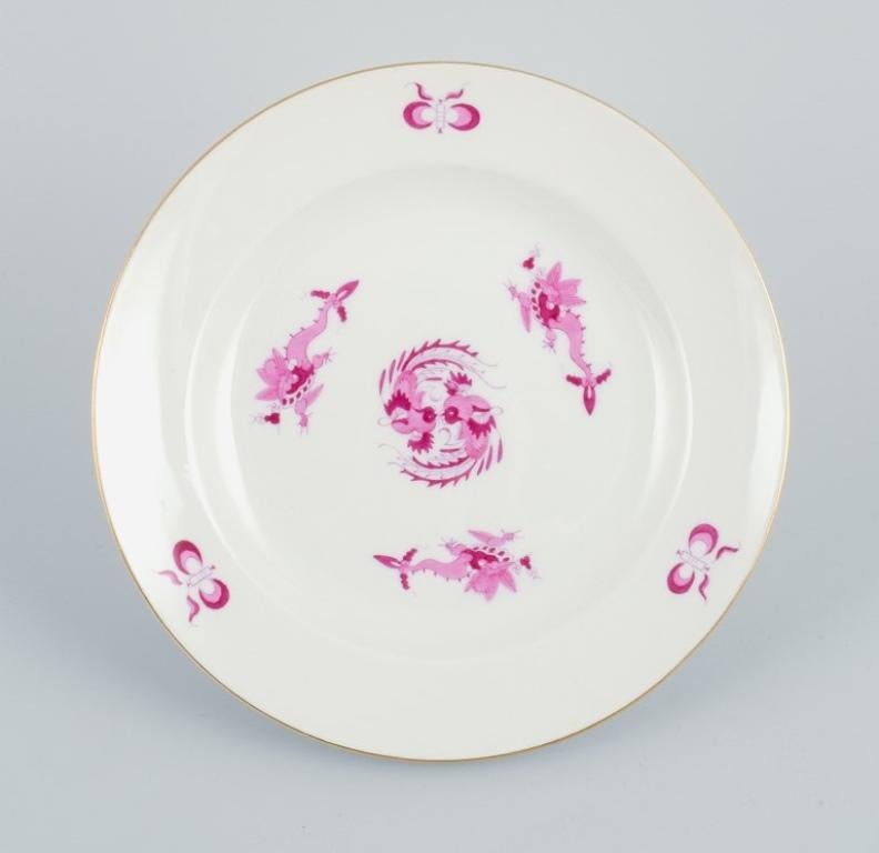 Meissen, Germany, Rich Court Dragon.
A set of six plates in purple with gold decoration. Hand-painted.
Approx. 1920.
Marked.
Third factory quality.
In perfect condition.
Dimensions: D 19.0 cm.