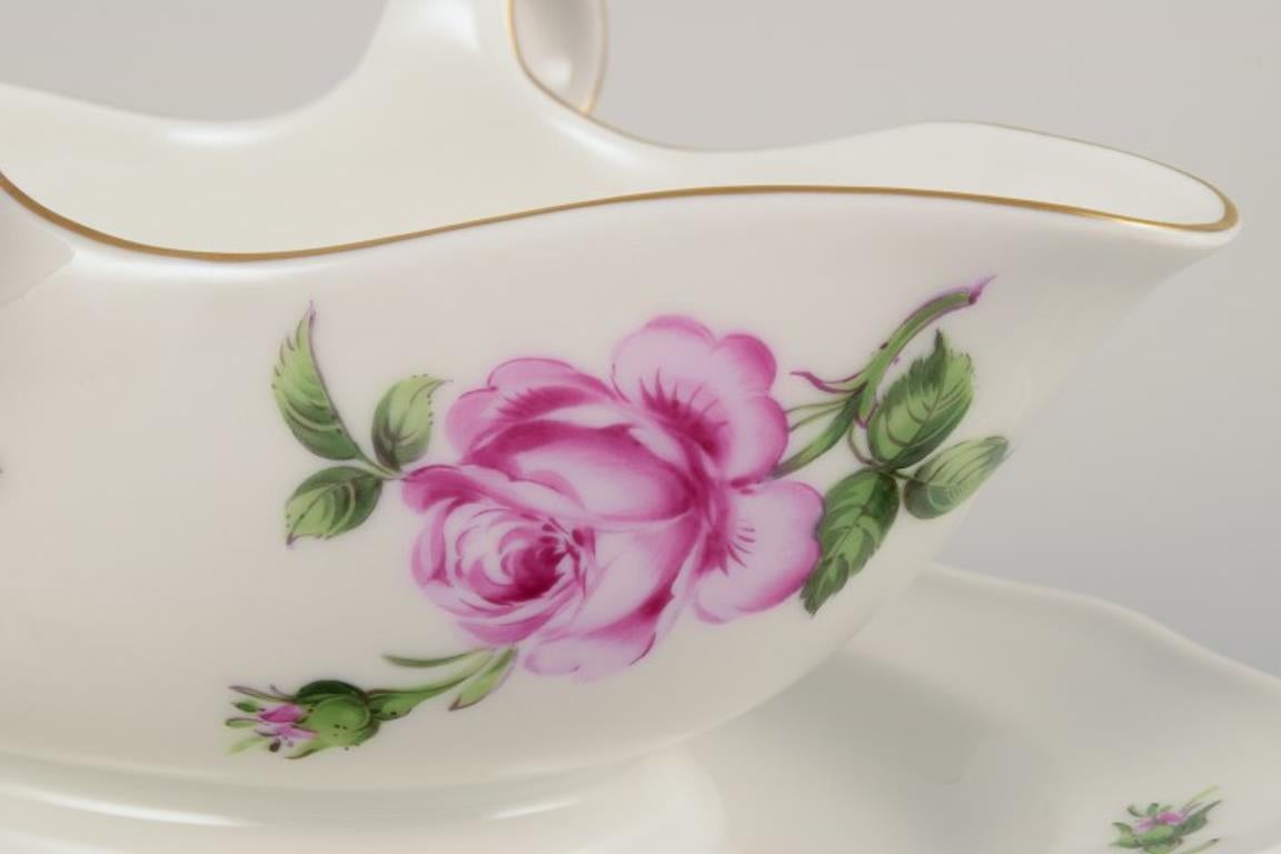 Allemand Meissen, Allemagne. Saucière sur un Stand avec un motif de rose rose. en vente