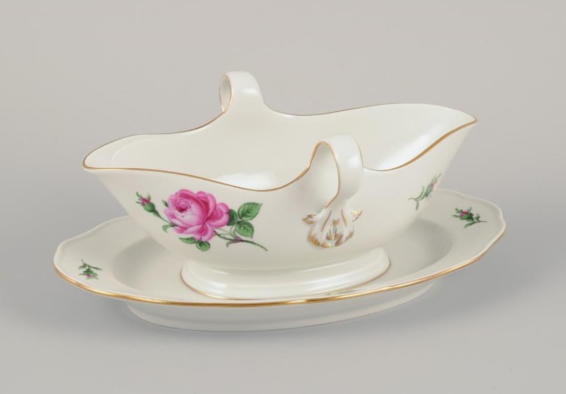 Meissen, Alemania. Bote de salsa sobre un soporte con un motivo de una rosa rosa. Alemán en venta