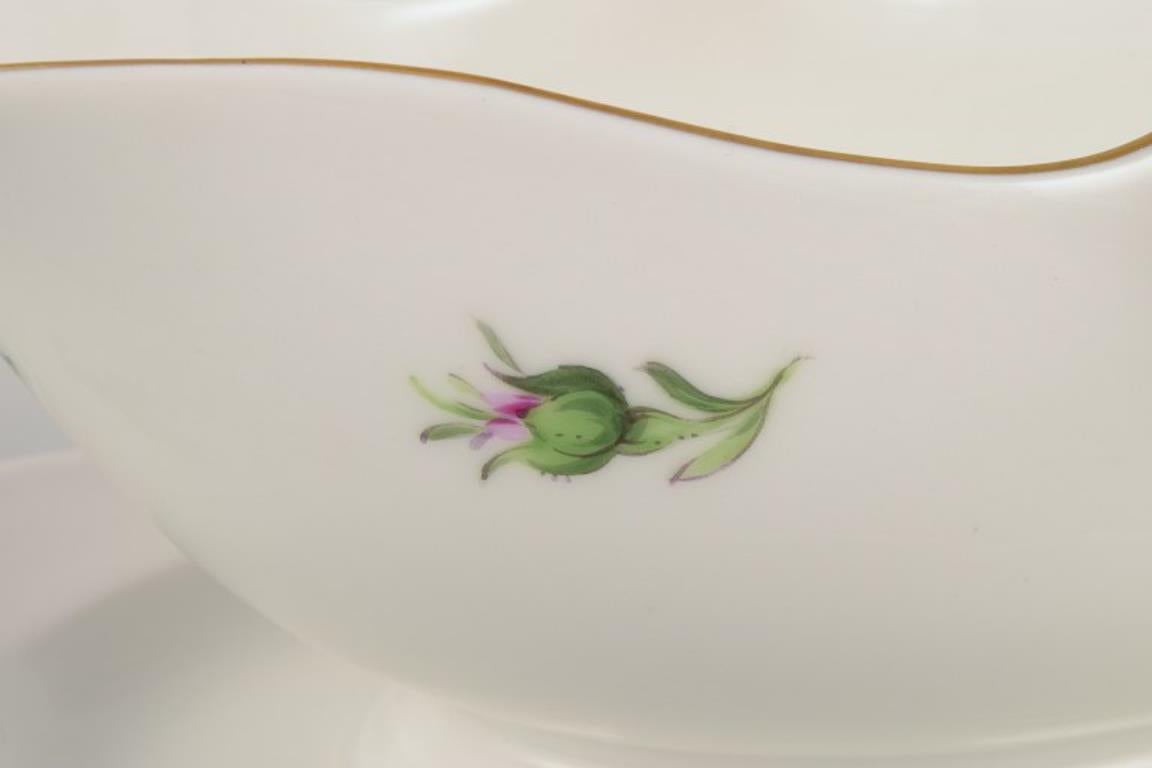 Peint à la main Meissen, Allemagne. Saucière sur un Stand avec un motif de rose rose. en vente