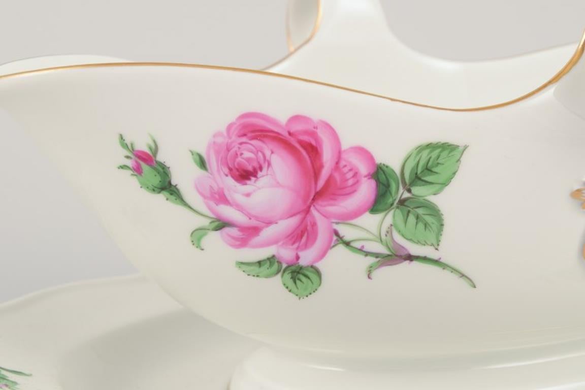 Meissen, Alemania. Bote de salsa sobre un soporte con un motivo de una rosa rosa. Pintado a mano en venta
