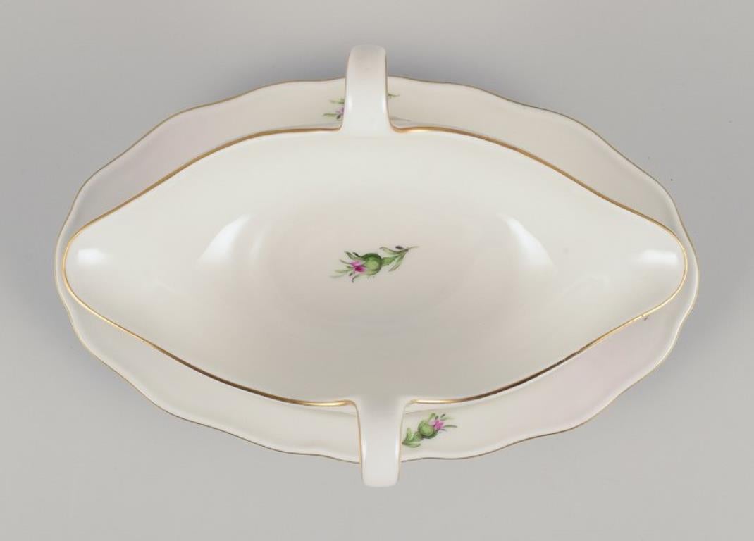 Meissen, Allemagne. Saucière sur un Stand avec un motif de rose rose. Excellent état - En vente à København, Copenhagen