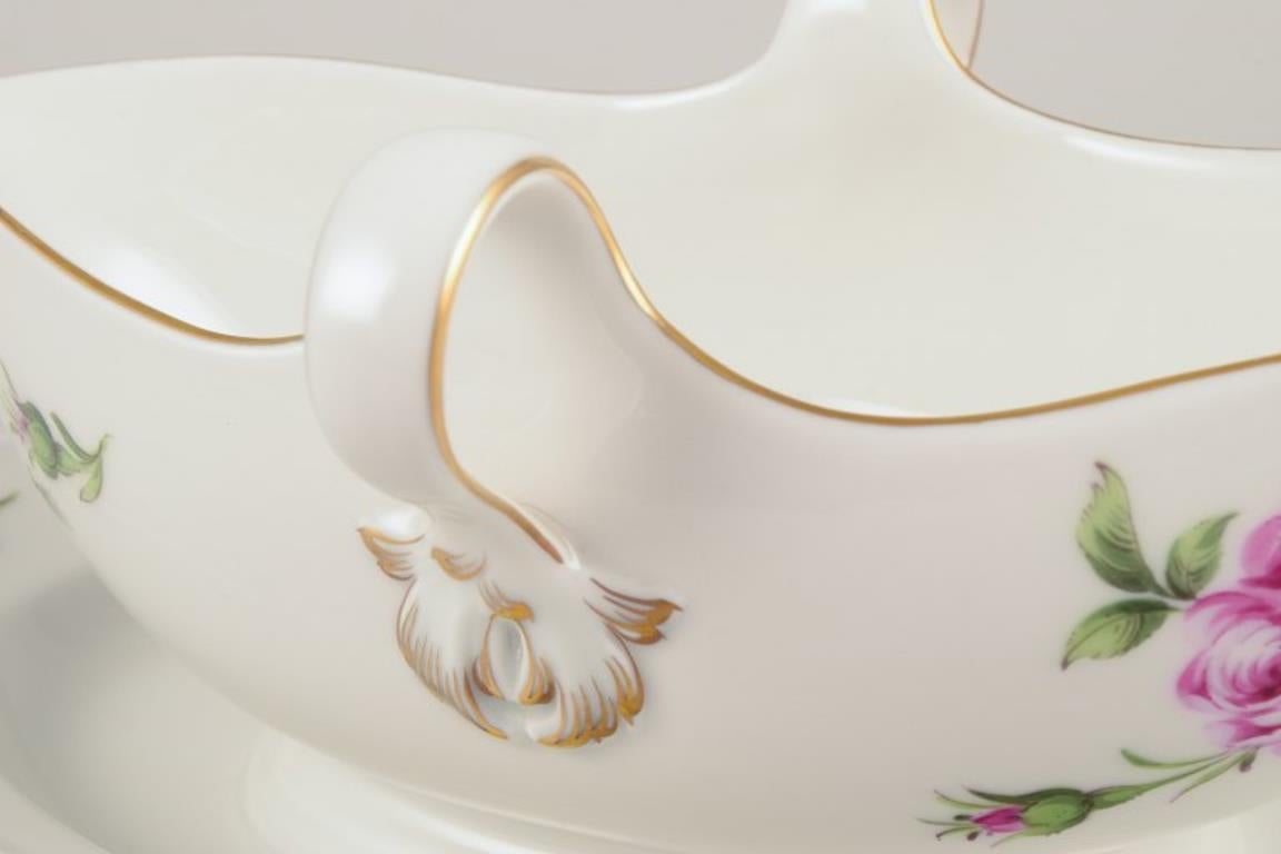 Début du 20ème siècle Meissen, Allemagne. Saucière sur un Stand avec un motif de rose rose. en vente