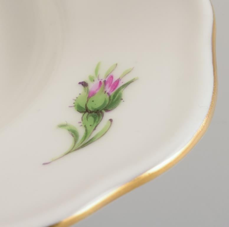 Porcelaine Meissen, Allemagne. Saucière sur un Stand avec un motif de rose rose. en vente
