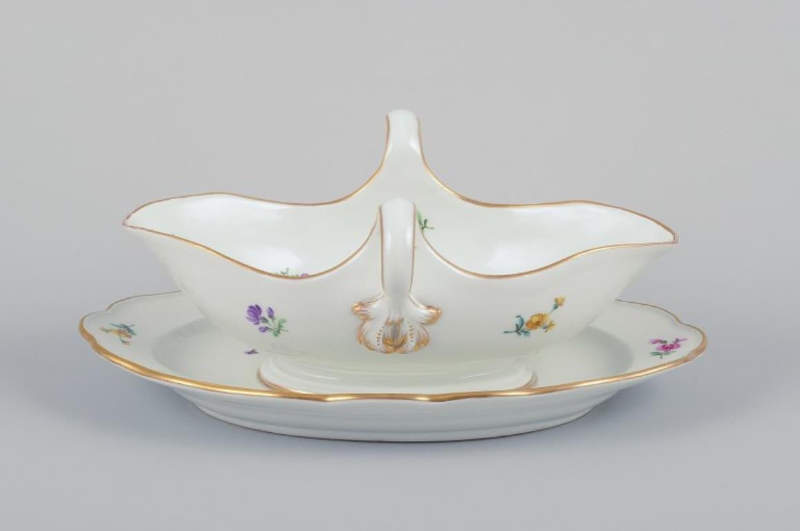 Meissen, Alemania, barco de salsa a pie.
Pintado a mano con motivos florales policromados, borde dorado.
De hacia 1920.
Marcado.
Primera calidad de fábrica.
En buen estado, con un desgaste mínimo.
Dimensiones: Largo 26,0 cm x Ancho 16,0 cm x Alto