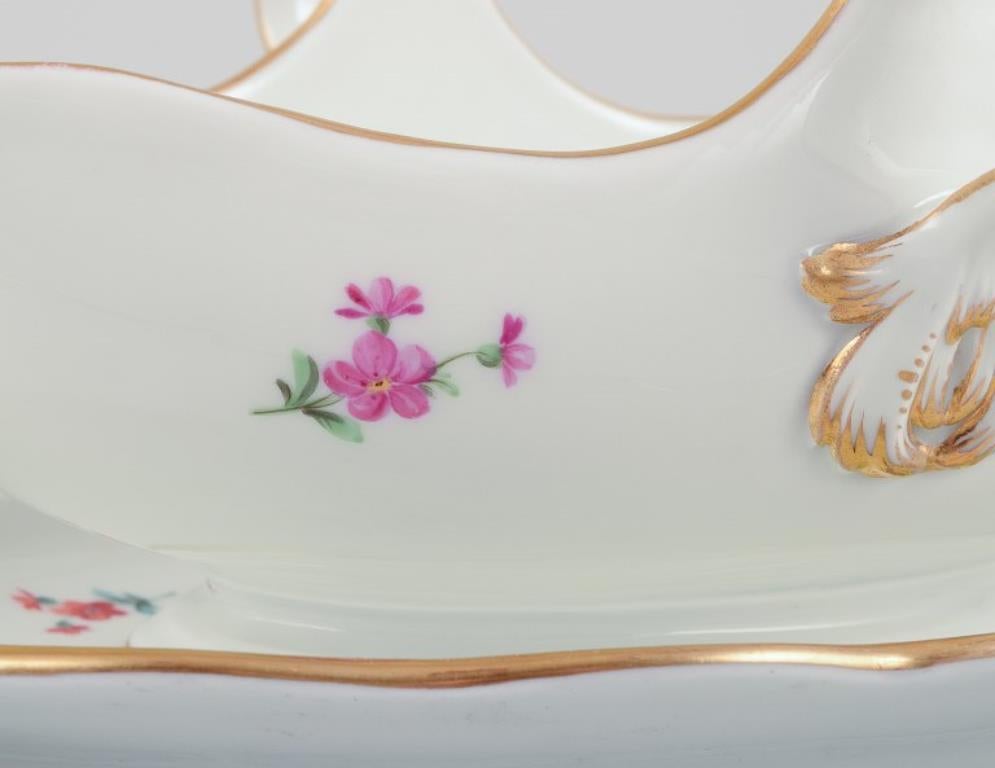 Meissen, Alemania, barco de salsa a pie. Pintado a mano con motivos florales policromados en Bueno estado para la venta en Copenhagen, DK
