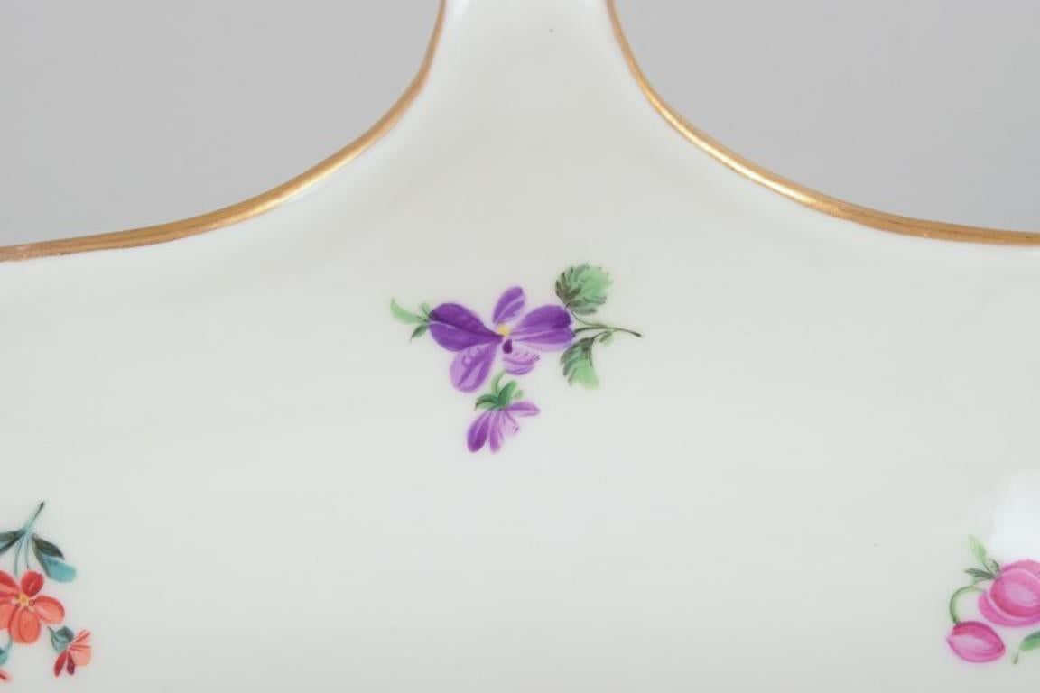 Meissen, Alemania, barco de salsa a pie. Pintado a mano con motivos florales policromados principios del siglo XX en venta