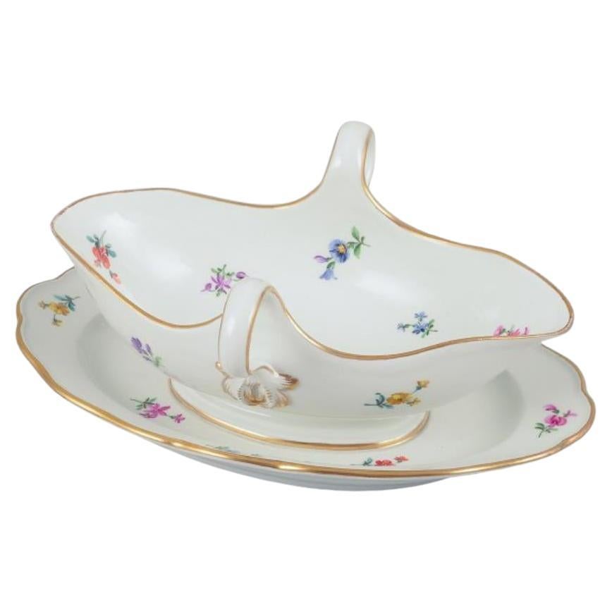 Meissen, Alemania, barco de salsa a pie. Pintado a mano con motivos florales policromados